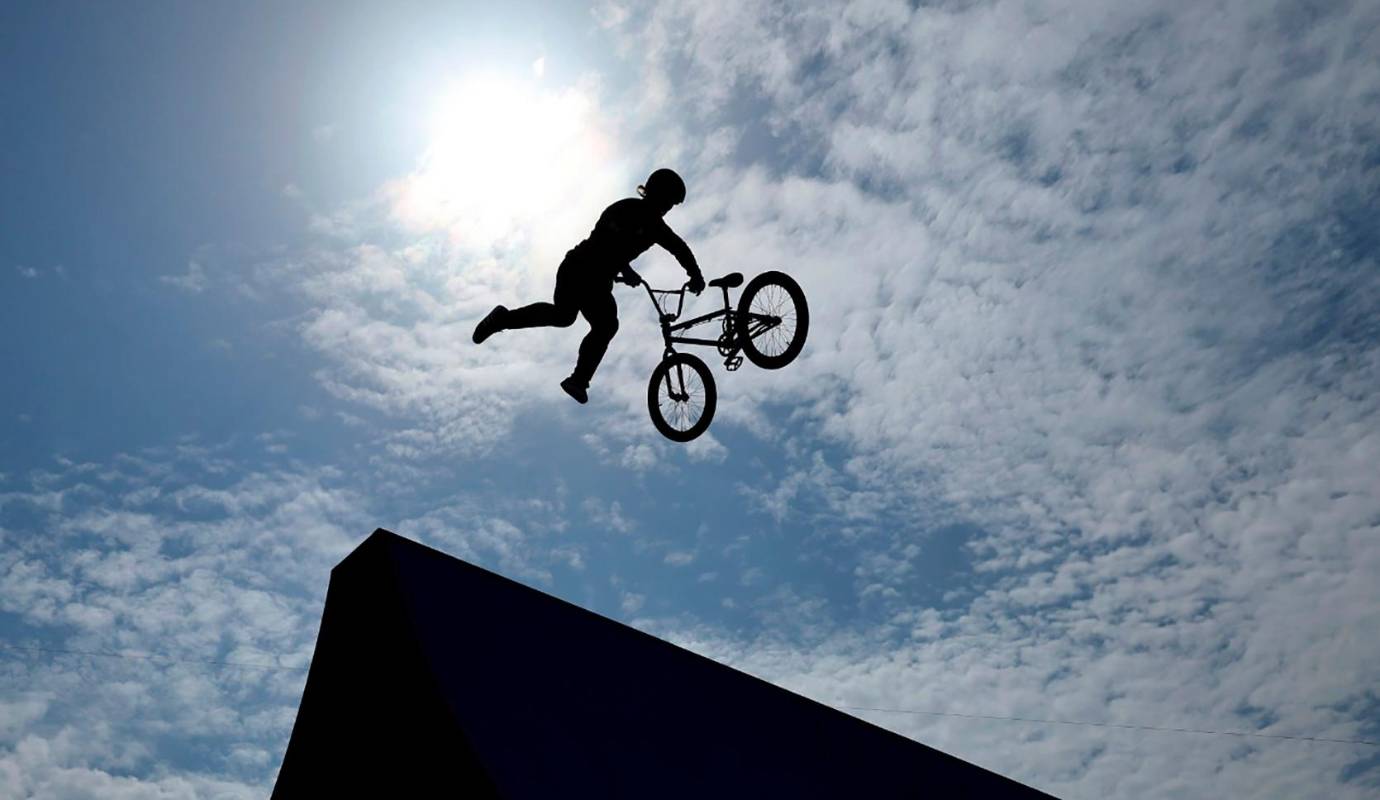 La silueta de Kieran Darren David Reilly de Gran Bretaña compite durante la final masculina de BMX Freestyle. Foto: GETTY