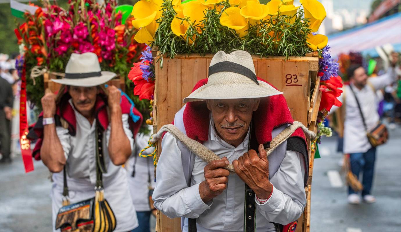 El Desfile de Silleteros, punto culminante de la Feria de las Flores, se llevó a cabo bajo un cielo gris, pero el entusiasmo de los Silleteros y del público inundó las calles de Medellín, demostrando que el espíritu paisa es inquebrantable. Foto: Esneyder Gutiérrez 