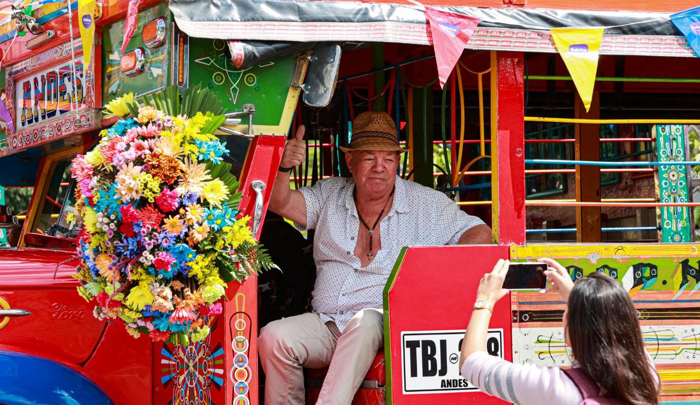 El Desfile de Chivas y Flores en su versión 22, es un colorido evento de la Feria de Las Flores, donde se promueve y sigue enalteciendo el arte, la cultura y la tradición que enmarcan los camiones de escaleras, líneas o “chivas”. Foto: Manuel Saldarriaga Quintero.