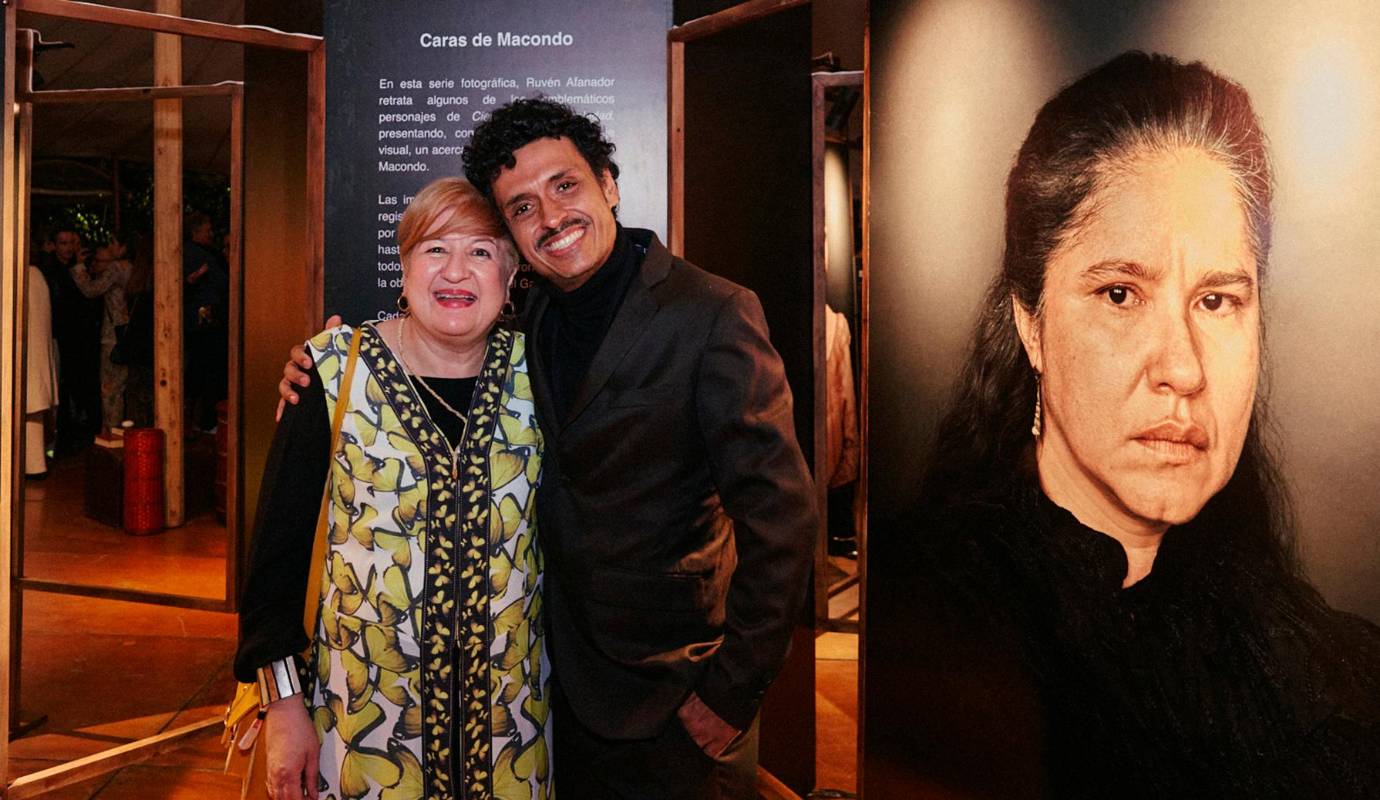 Diana Uribe y Juancho Valencia. Durante el lanzamiento, se destacaron los retos que implicó la adaptación de esta icónica obra literaria al lenguaje audiovisual. Foto: Colprensa