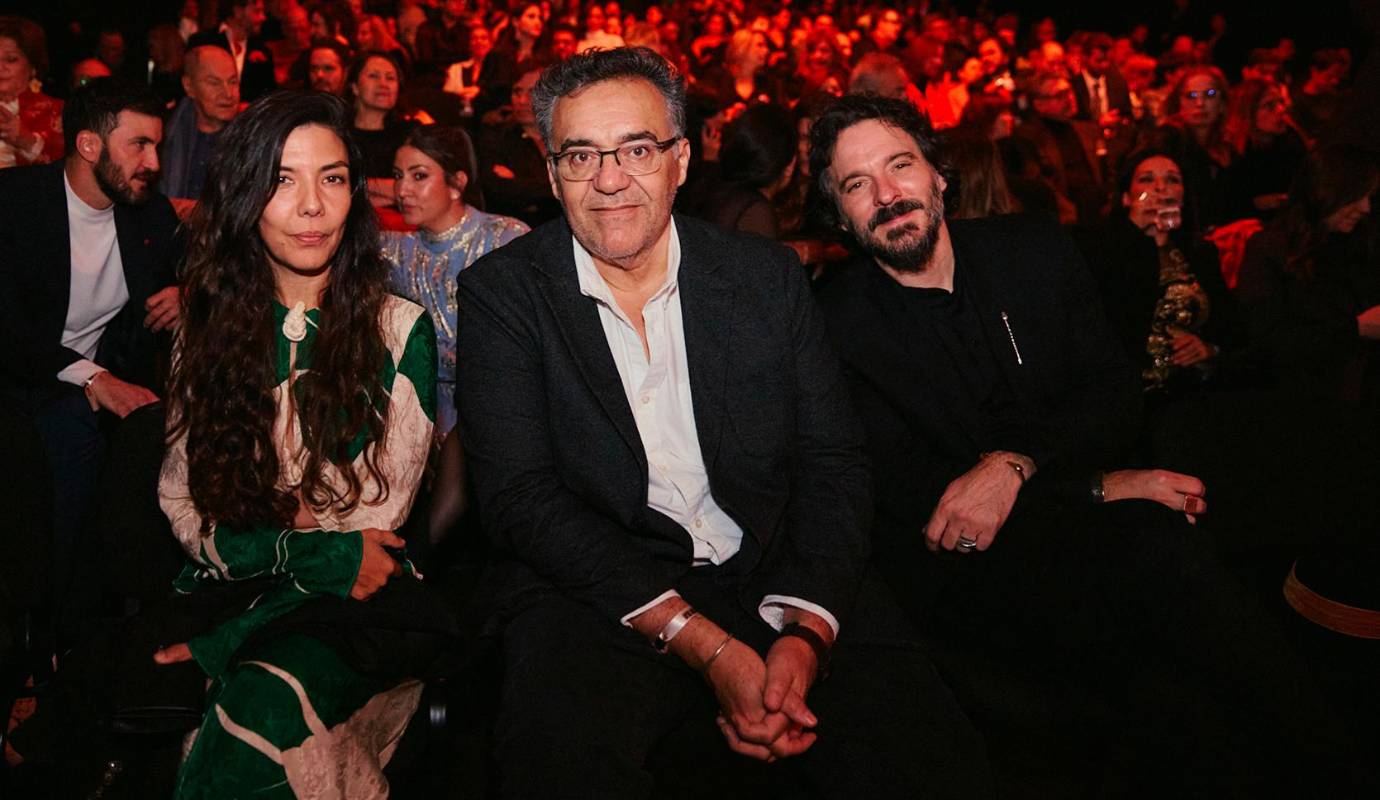 La directora colombiana Laura Mora, Rodrigo García, hijo de Gabriel García Márquez y El director argentino Alex García López. Este evento marca un hito en la historia de la literatura y la televisión colombiana, al trasladar a la pantalla la magia y el realismo de Macondo. Foto: Colprensa