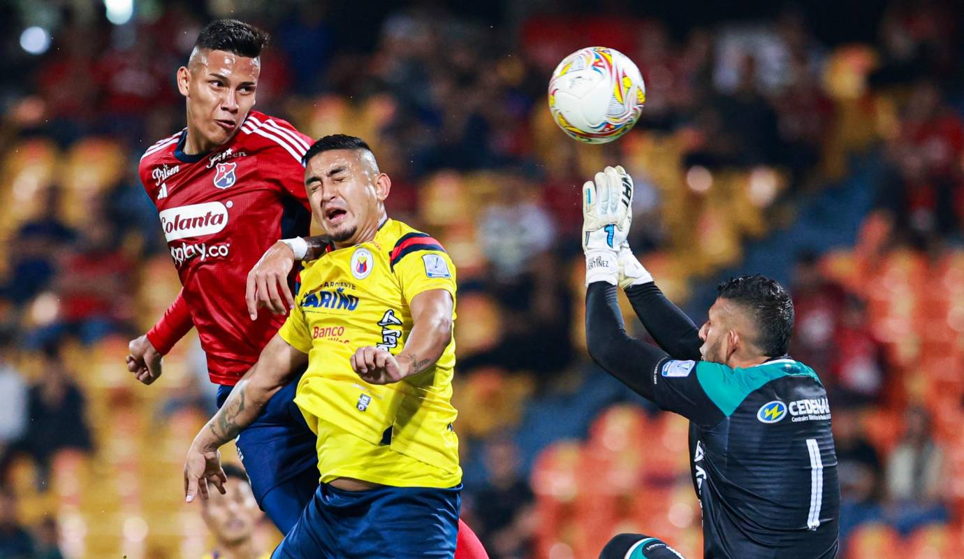 Jaime Peralta aprovecha el error del arquero Diego Martínez que sale mal y el jugador del DIM logra un cabezazo para que el rojo celebre el primero de la noche. Foto: Manuel Saldarriaga Quintero.