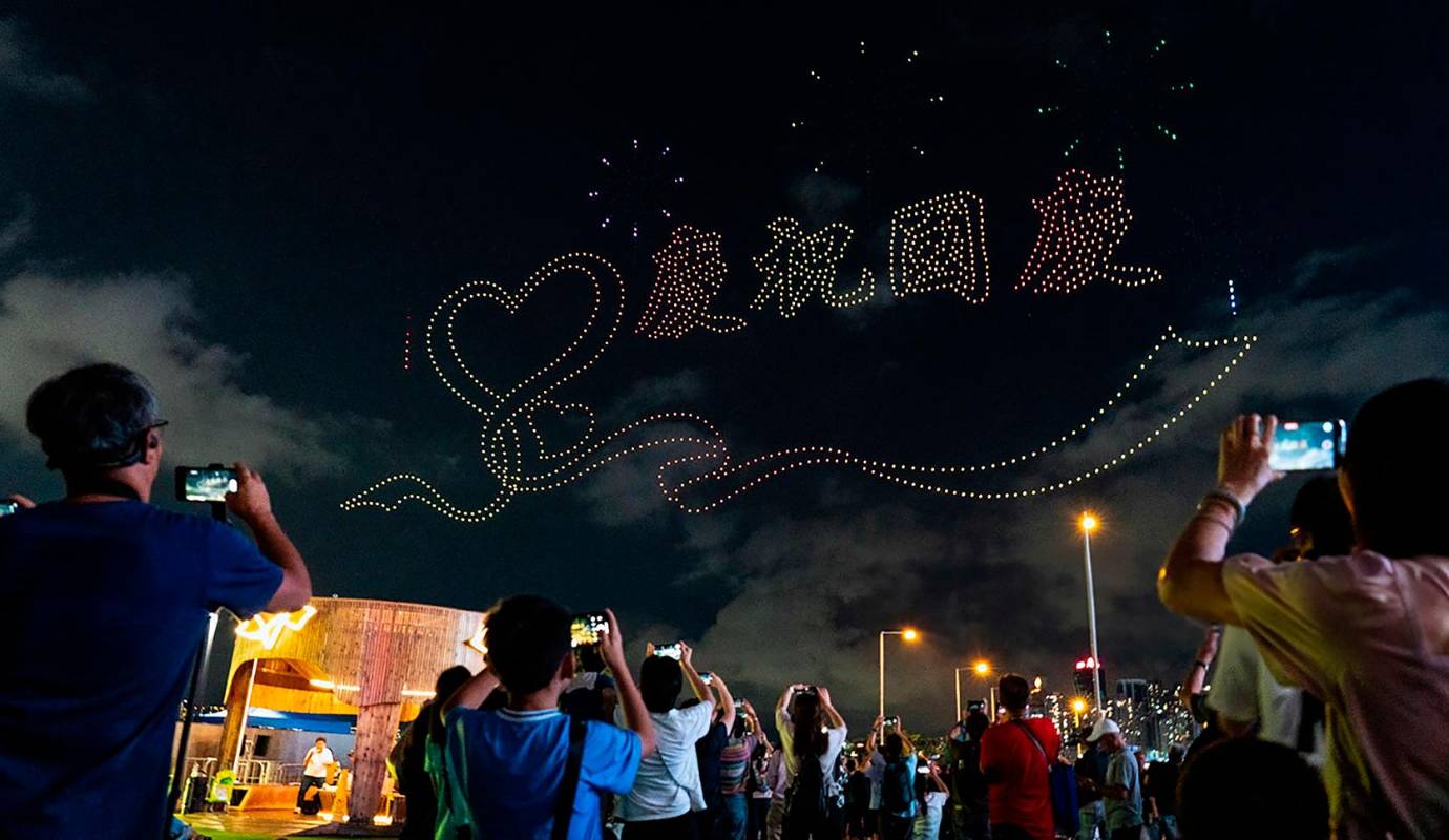 Con este evento, Hong Kong no solo celebra el Día Nacional, sino que también reafirma su vínculo con la cultura china y su compromiso con la innovación, al optar por un espectáculo más sostenible y respetuoso con el medio ambiente en comparación con los fuegos artificiales tradicionales. Foto: GETTY