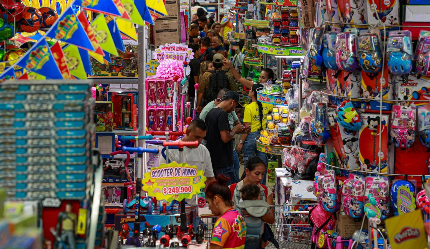 Este año, numerosos antioqueños han decidido adelantarse y están comprando con tiempo los regalos navideños y los tradicionales traídos del Niño Jesús, dejando atrás el famoso refrán que asegura que los paisas dejan todo para última hora. Foto: Manuel Saldarriaga Quintero. 