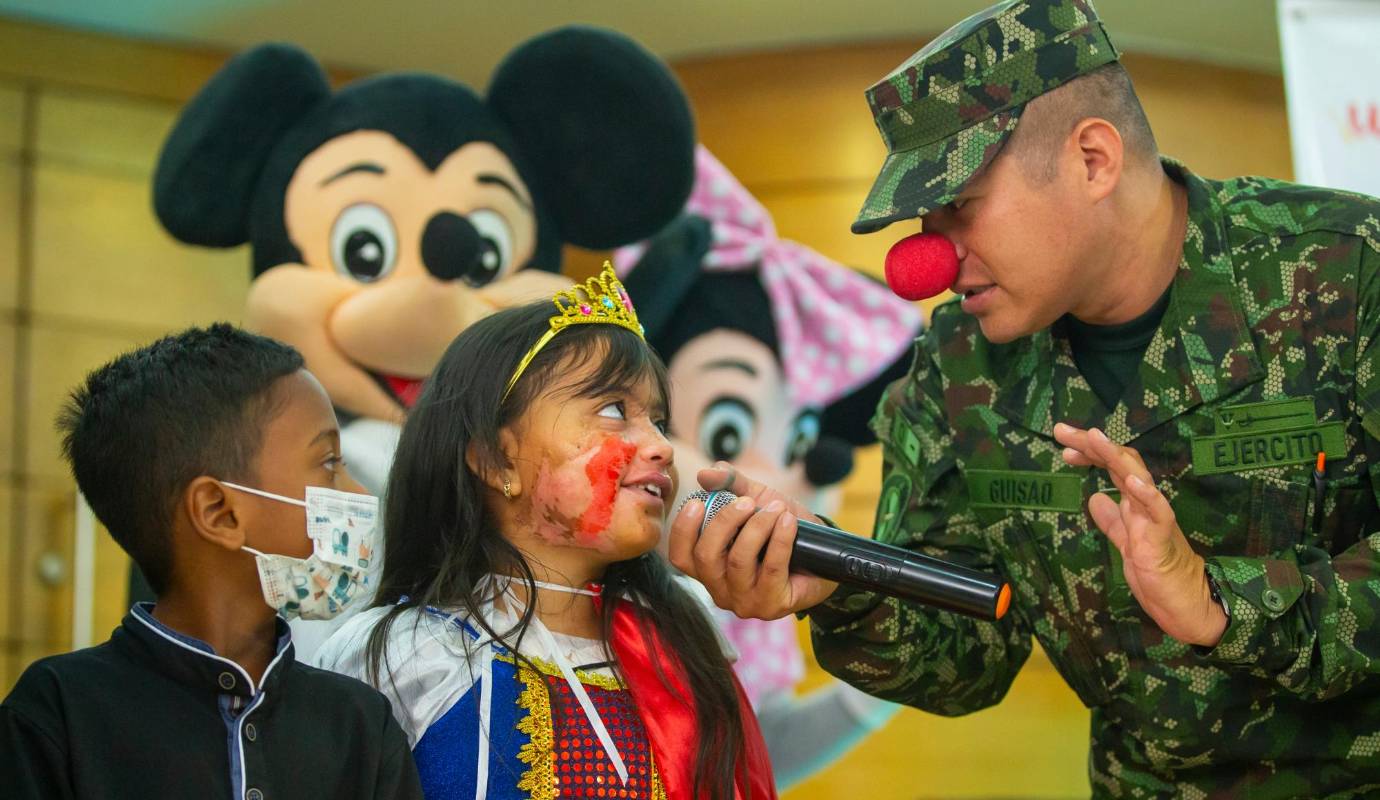 La iniciativa, denominada “Día Dulce”, buscaba llevar una sonrisa a los pequeños pacientes y sus familias en un día especial como el de los disfraces. Foto: Camilo Suárez Echeverry 