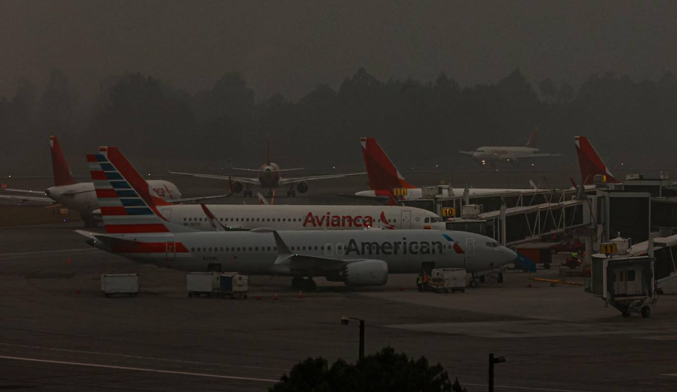 Óscar Pérez, líder de la subdirectiva de Rionegro que integra la Asociación Colombiana de Controladores de Tránsito Aéreo, señala que no solo es la terca niebla que se posa sobre la terminal aérea en las mañanas la que los pone en aprietos para garantizar la operación del aeropuerto que movilizó más de 12 millones de pasajeros en 2023 en casi 91.000 operaciones aéreas. Foto: Manuel Saldarriaga Quintero.