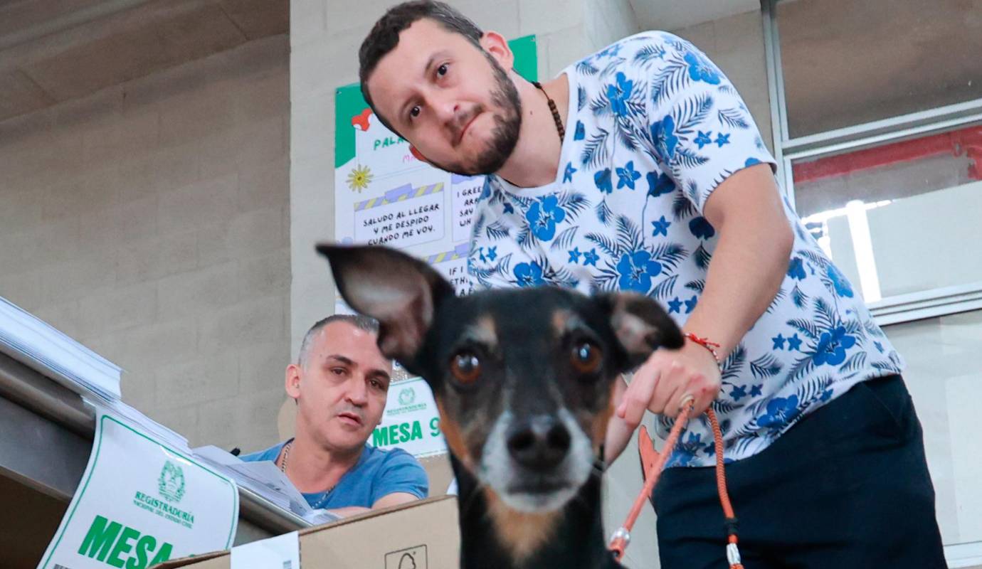 Los perros fueron la principal compañía que llevaron los votantes a las urnas. Foto: Manuel Saldarriaga Quintero
