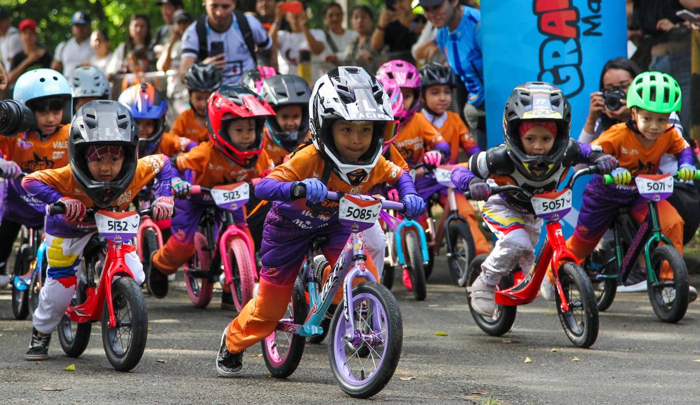 Los participantes, así como las 6.000 personas que los acompañaron, tuvieron la oportunidad de disfrutar de íconos como las patinadoras Cecilia “Chechi” Baena, la otra madrina de este encuentro, y Fabriana Arias; pedalistas como Egan Bernal y Rigoberto Urán; el gimnasta Ángel Barajas; el exbicicrosita Carlos Oquendo y, por su puesto, Mariana Pajón, la creadora de un certamen que ya se consolidó en la ciudad. Foto: Manuel Saldarriaga Quintero.