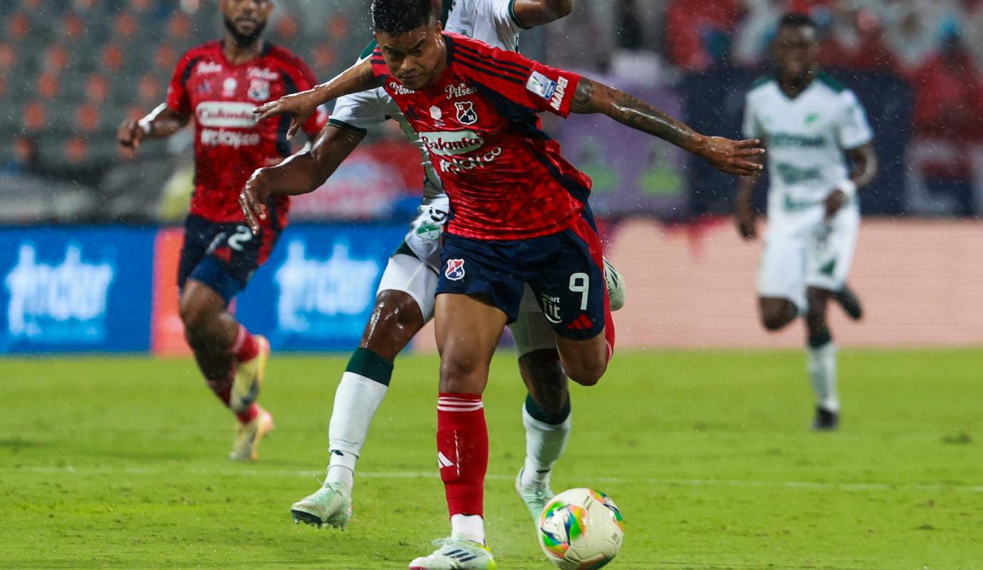 El Deportivo Independiente Medellín (DIM) se mantiene como líder del fútbol colombiano tras empatar sin goles con el Deportivo Cali en el estadio Atanasio Girardot. Foto: Manuel Saldarriaga Quintero.