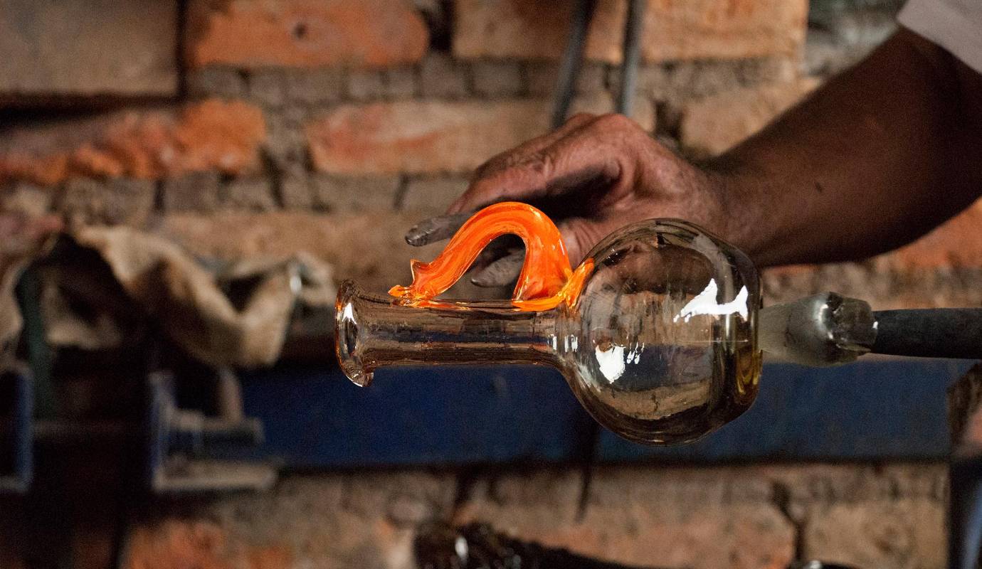 El arte del fuego: con gran destreza y precisión, un maestro vidriero da vida a piezas incandescentes mediante la tradicional técnica de vidrio soplado. Foto: Oficina de Visitantes y Convenciones de Guadalajara