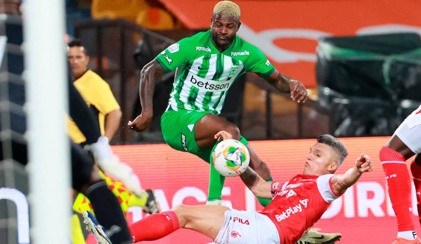 Con intensidad y dominio sobre el terreno de juego, los locales buscaron insistentemente el segundo gol, pero se encontraron con una muralla en la portería cardenal. Marmolejo se destacó con varias atajadas cruciales, manteniendo a su equipo en el juego y demostrando por qué es una de las piezas fundamentales del plantel bogotano. Foto: Manuel Saldarriaga Quintero