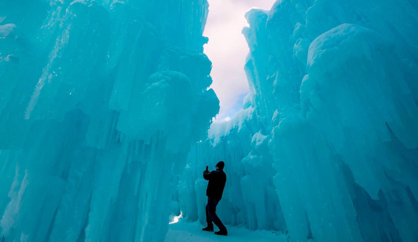 Los Castillos de Hielo no son una atracción exclusiva de North Woodstock. Estas maravillas invernales se construyen en seis ciudades de Norteamérica, cada una con su propio estilo y encanto. Foto: AFP