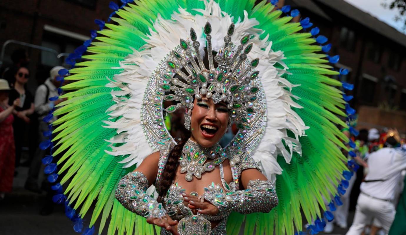 Los disfraces más creativos y coloridos se dieron cita en Notting Hill. Desde elaboradas carrozas hasta máscaras y trajes inspirados en diferentes culturas, el desfile fue un auténtico espectáculo visual. Foto: GETTY