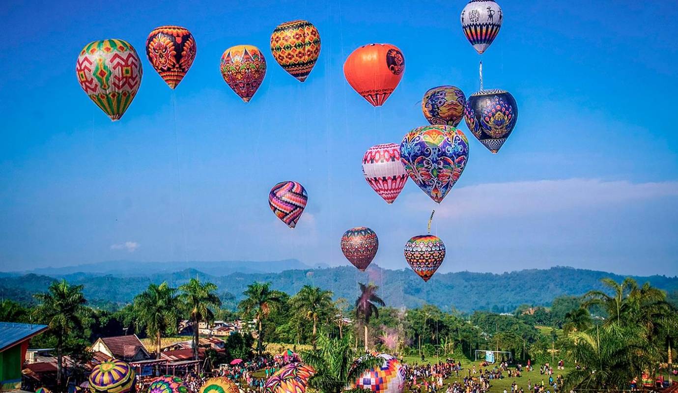 Miles de globos de colores llenaron el cielo de Indonesia durante las festividades del Eid al-Fitrfestival que marca el final del mes sagrado de ayuno para los musulmanes. Foto: GETTY