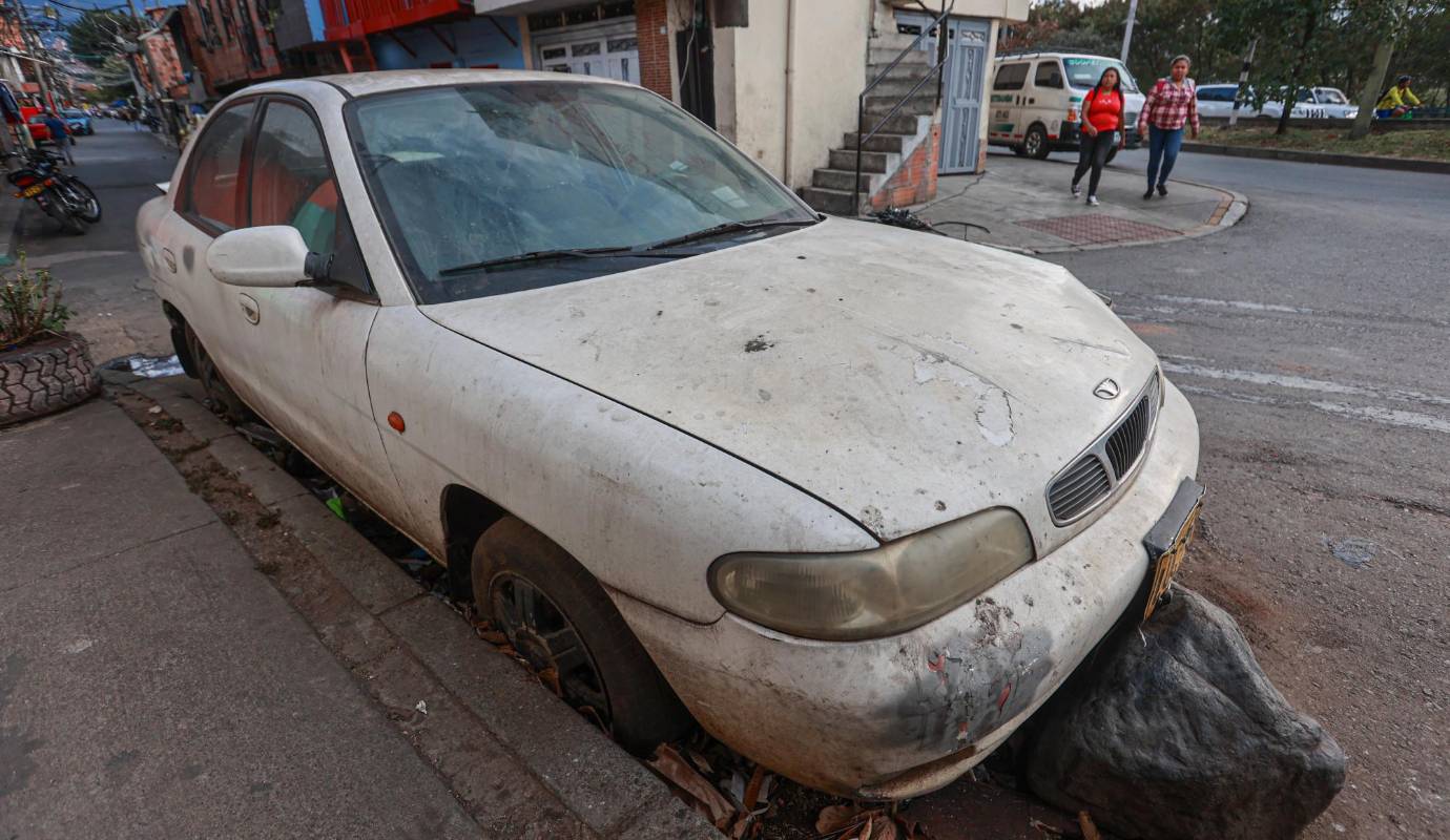 Barrio Moravía. Los carros además de obstruir el tráfico y ser un problema estético para Medellín se convierten en focos de contaminación y potenciales lugares para la proliferación de insectos y roedores. Foto: Manuel Saldarriaga Quintero.