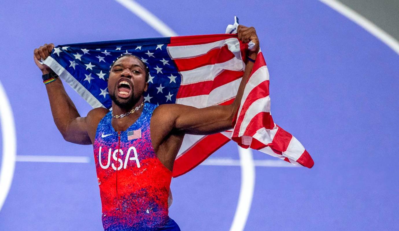 Noah Lyles de los Estados Unidos celebra su victoria en la final masculina de 100 metros durante la competición de atletismo en el Stade de France. Foto: GETTY