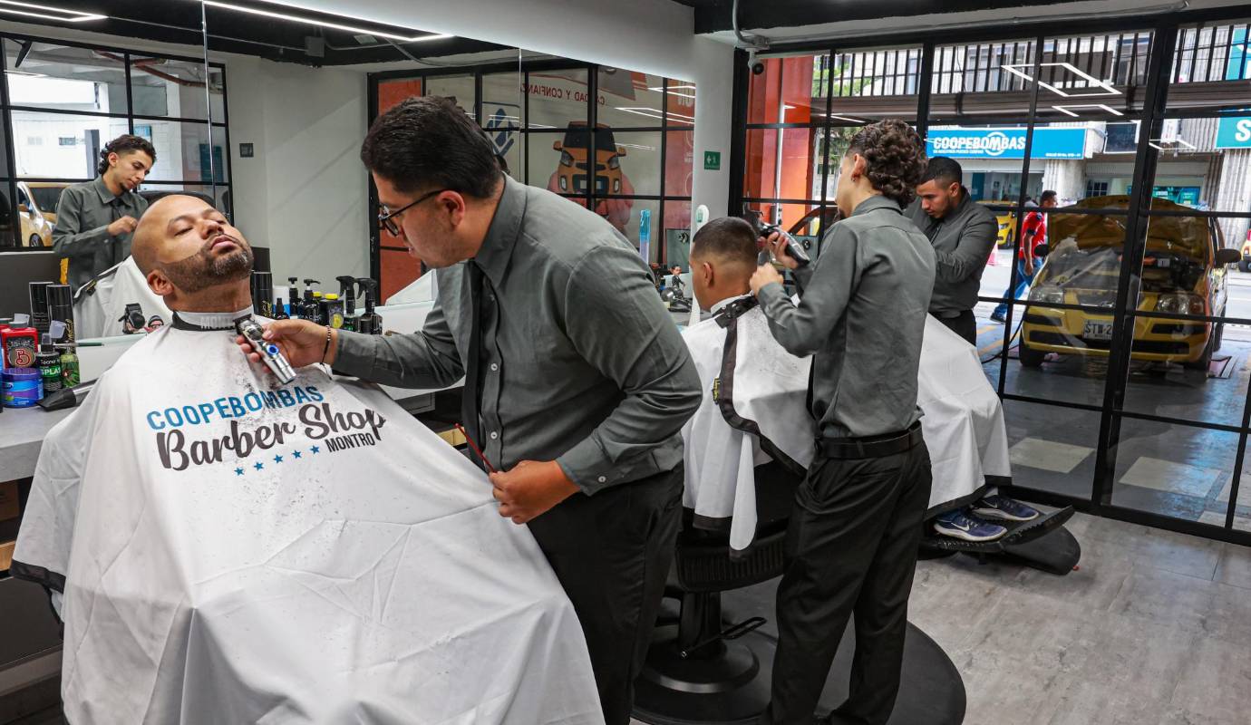 La barbería se encuentra en las instalaciones de Coopebombas y tiene varios beneficios para los taxistas. Foto: Manuel Saldarriaga Quintero