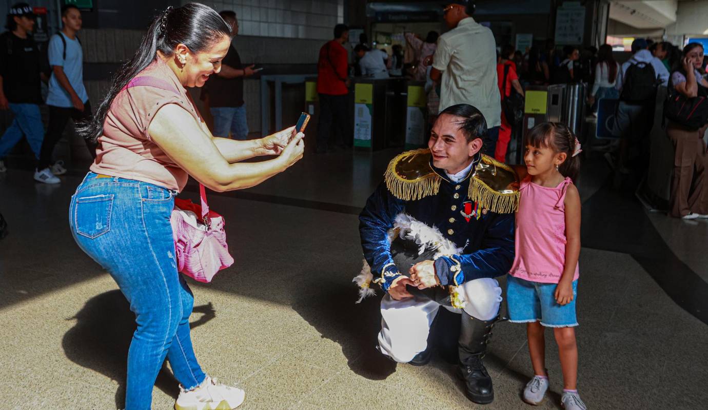 El corazón de este homenaje es el Tren de la Cultura José María Córdova. Los actores con trajes similares a los que vestía el prócer antioqueño en el período de Independencia recorren las estaciones, Caribe, San Antonio, La Estrella y Parque Berrío, interactuando con los usuarios y compartiendo anécdotas sobre la vida de Córdova. Foto: Manuel Saldarriaga Quintero.
