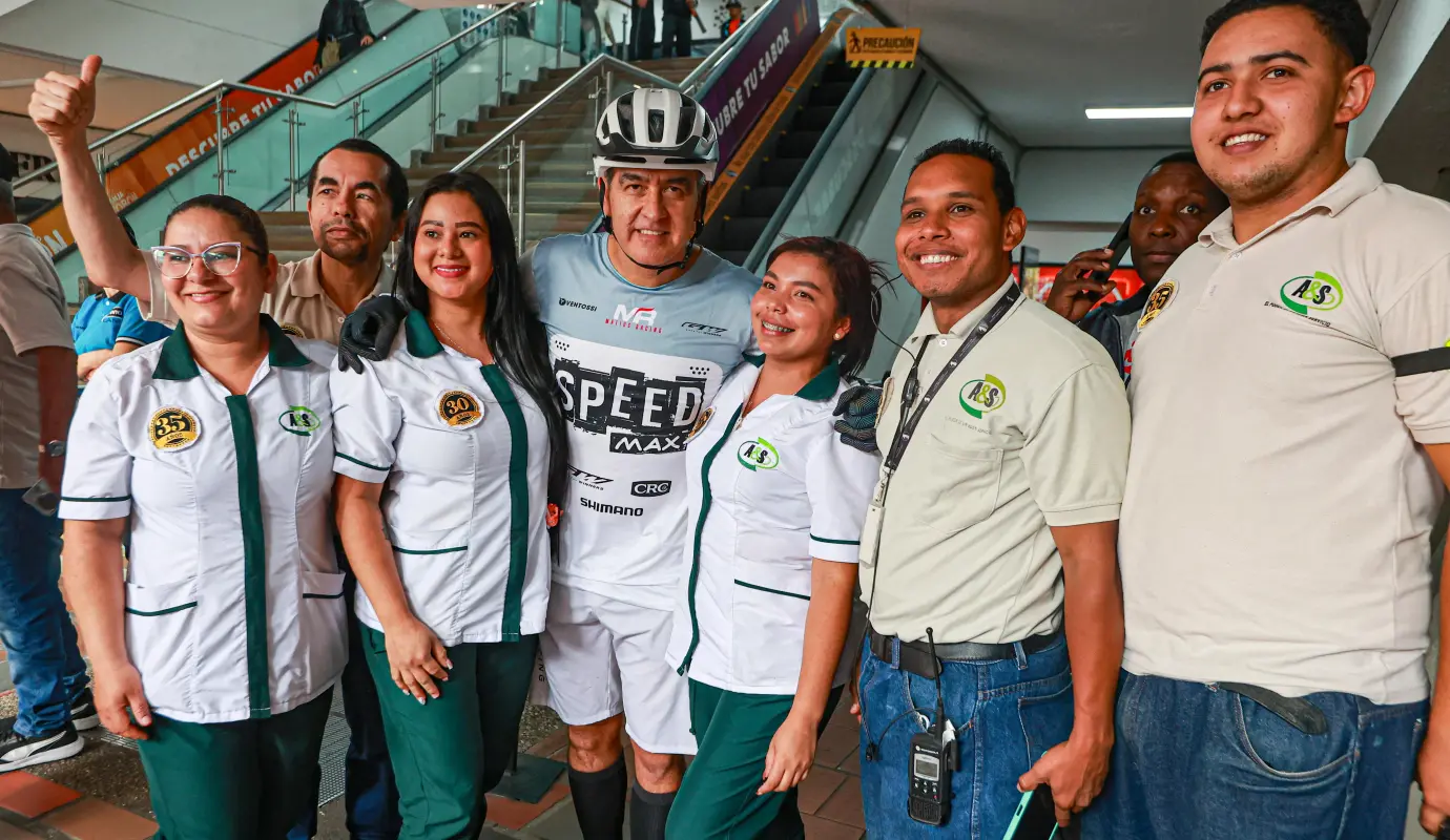 Muchos de sus fans lo acompañaron. A sus 52 años, Zapata demostró una vez más su increíble capacidad física y mental, desafiando los límites del cuerpo humano y dejando una huella imborrable en el deporte colombiano. Foto: Manuel Saldarriaga Quintero.