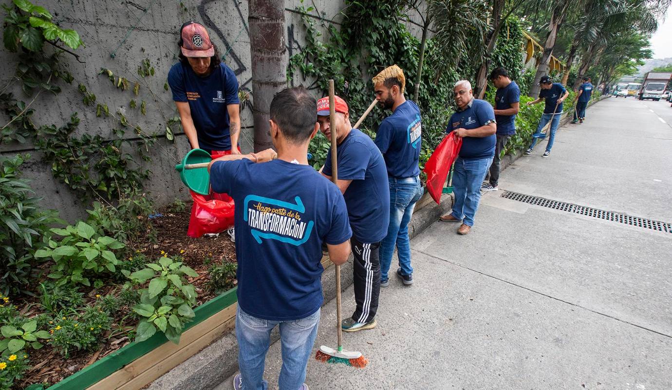 Así es el proceso: si un habitante de o en calle quiere la ayuda del distrito, primero debe ir al Centro Día o a los centros de atención transitoria que hay en San Juan y en Barrio Triste y decir que quiere hacer parte del proceso de resocialización. Luego, pasar la prueba de los 21 días, en los que tendrá actividades desde las 6:30 a.m. hasta las 5:00 p.m. (limpiar las calles entre esas). Ahí le dan comida, aseo y dormida. Luego, si se gradúa en esas tres semanas, pasa a La Granja, de donde se espera salga ya listo para volver a entrar a la sociedad que en algún punto lo dejó al margen. Foto: Esneyder Gutiérrez