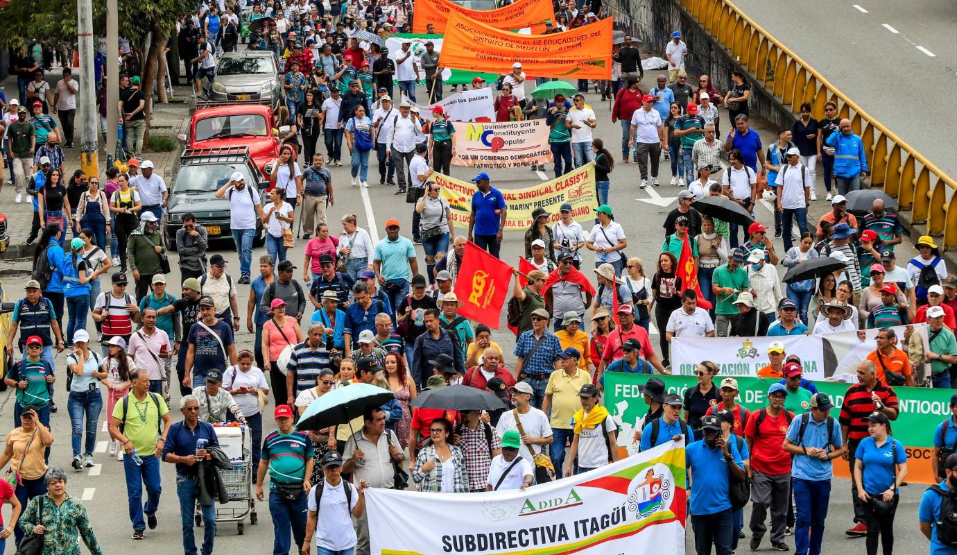 Liderados por sindicatos de docentes, personal de la salud y centrales obreras, los manifestantes marcharon por las principales calles de la ciudad exigiendo una vez más cambios estructurales en el país. Foto: Jaime Pérez