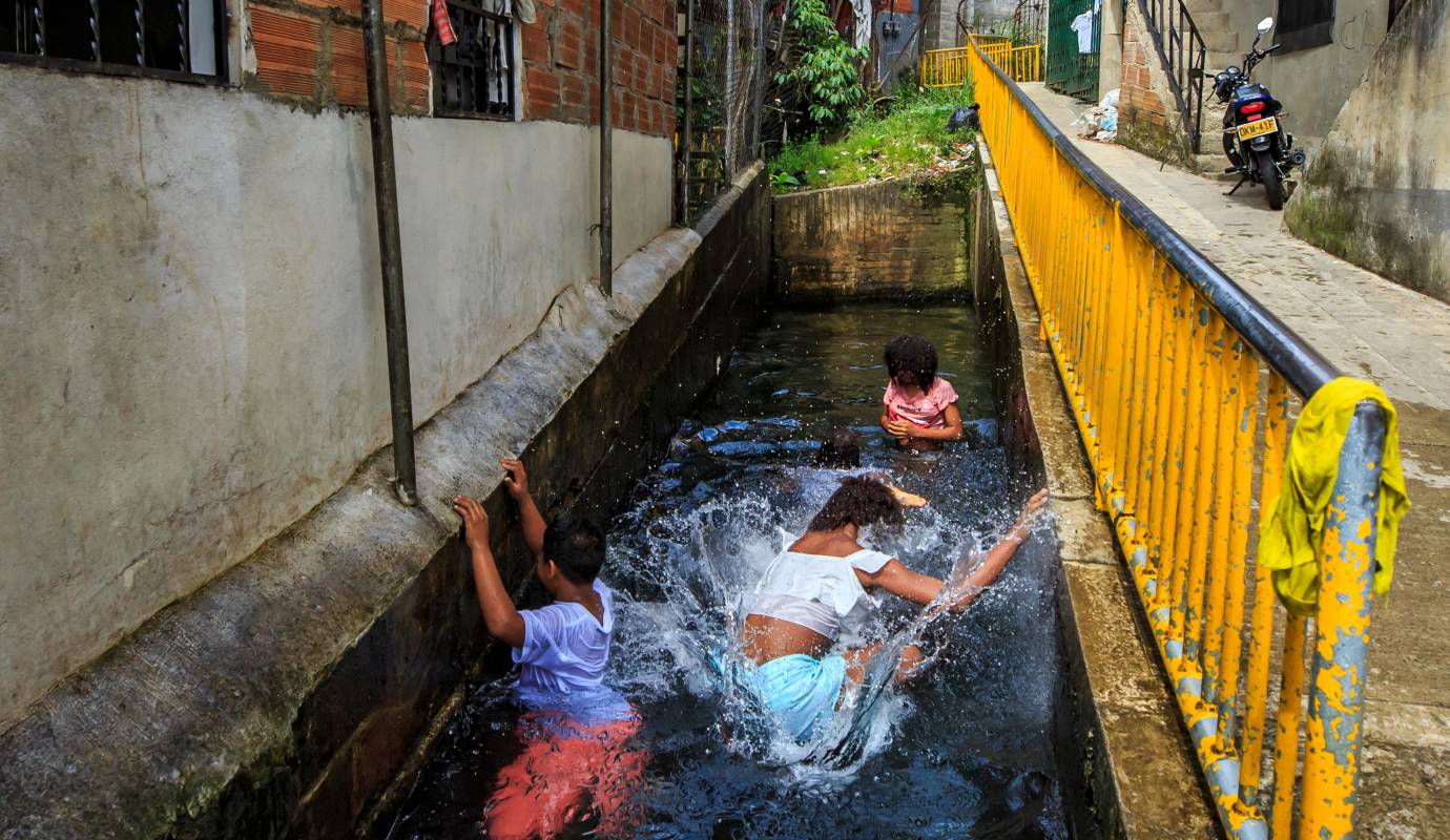 Este espacio, conocido y valorado por generaciones de habitantes, ha sido adaptado por la misma comunidad como una zona de recreación, descanso y convivencia. Niños, jóvenes y adultos lo visitan a diario, especialmente en días calurosos, para refrescarse en sus aguas claras. Foto : Camilo Suárez Echeverry