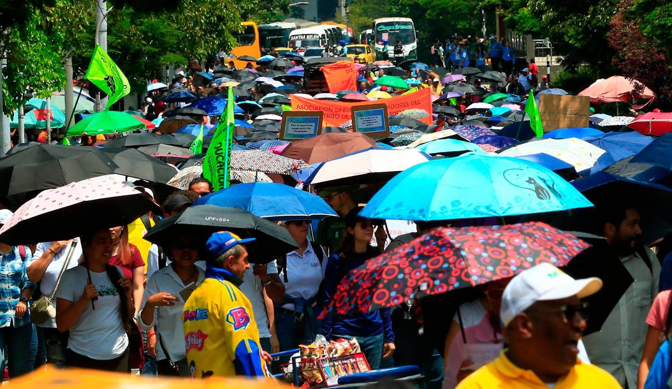 La movilización, que se realizó por las calles del Centro de Medellín y tuvo como objetivo visibilizar las dificultades que enfrentan los maestros en su acceso a servicios médicos adecuados, situación que ha generado un creciente malestar en el gremio. Foto: Camilo Suárez