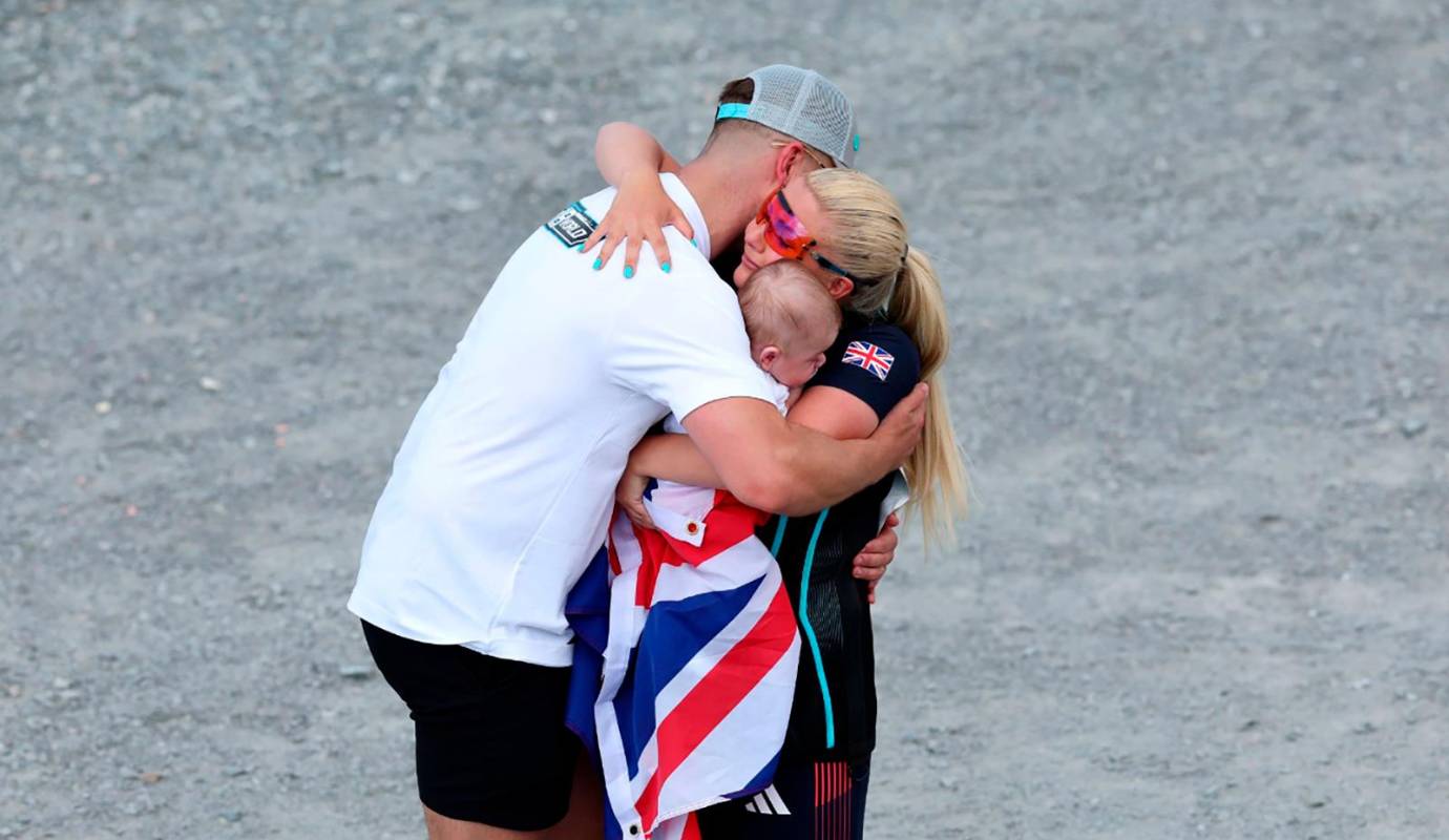 La medallista de plata Amber Jo Rutter del equipo de Gran Bretaña celebra con su esposo James y su hijo después de la final femenina de tiro al plato. Foto: GETTY