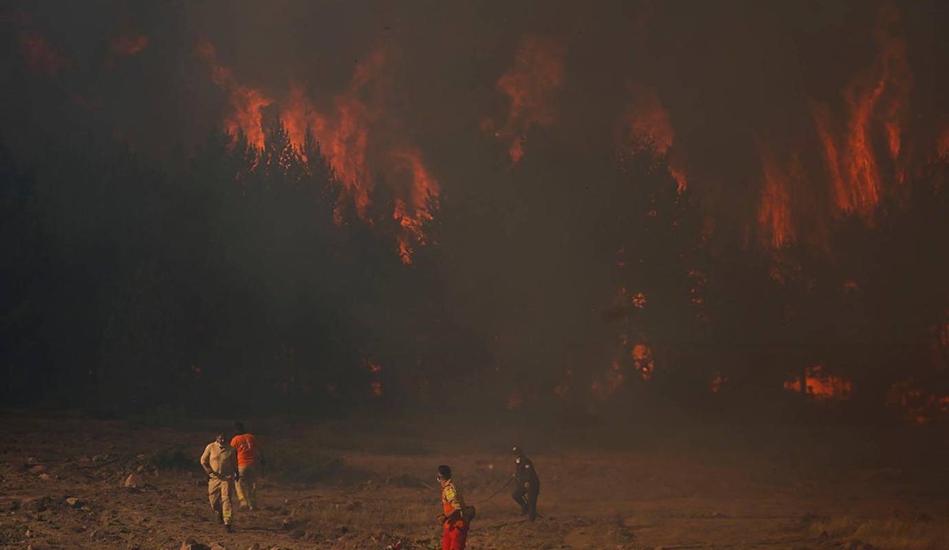 El fuego se extiende rápidamente amenazando y colocando en peligro vastas áreas de bosque y comunidades cercanas. Foto GETTY
