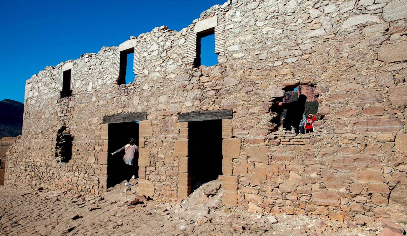  Aunque ya ha habido otras sequías que han dejado al descubierto algunas edificaciones, casi nunca, como hoy, había quedado tan al descubierto. Foto: GETTY