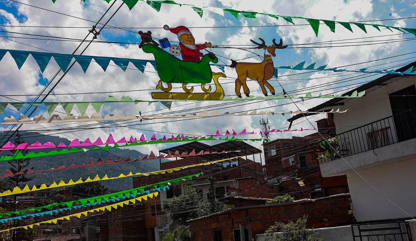 Las tardes de armado de cadenetas estaban acompañadas de risas, música, anécdotas y el inconfundible aroma de los platos típicos decembrinos como las natillas y los buñuelos. Foto Manuel Saldarriaga Quintero