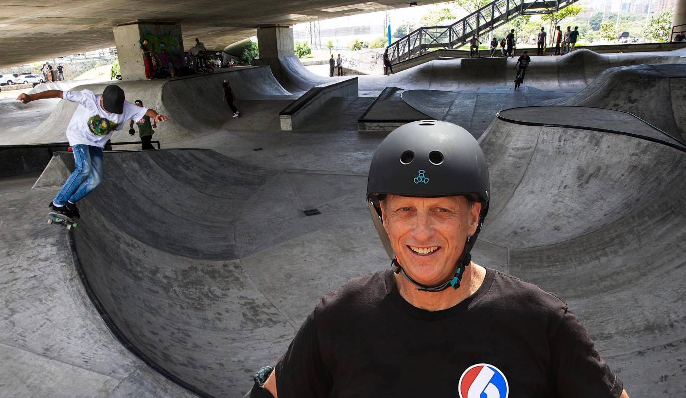 En imágenes | Tony Hawk, leyenda del skateboarding, está en Medellín volando en su tabla