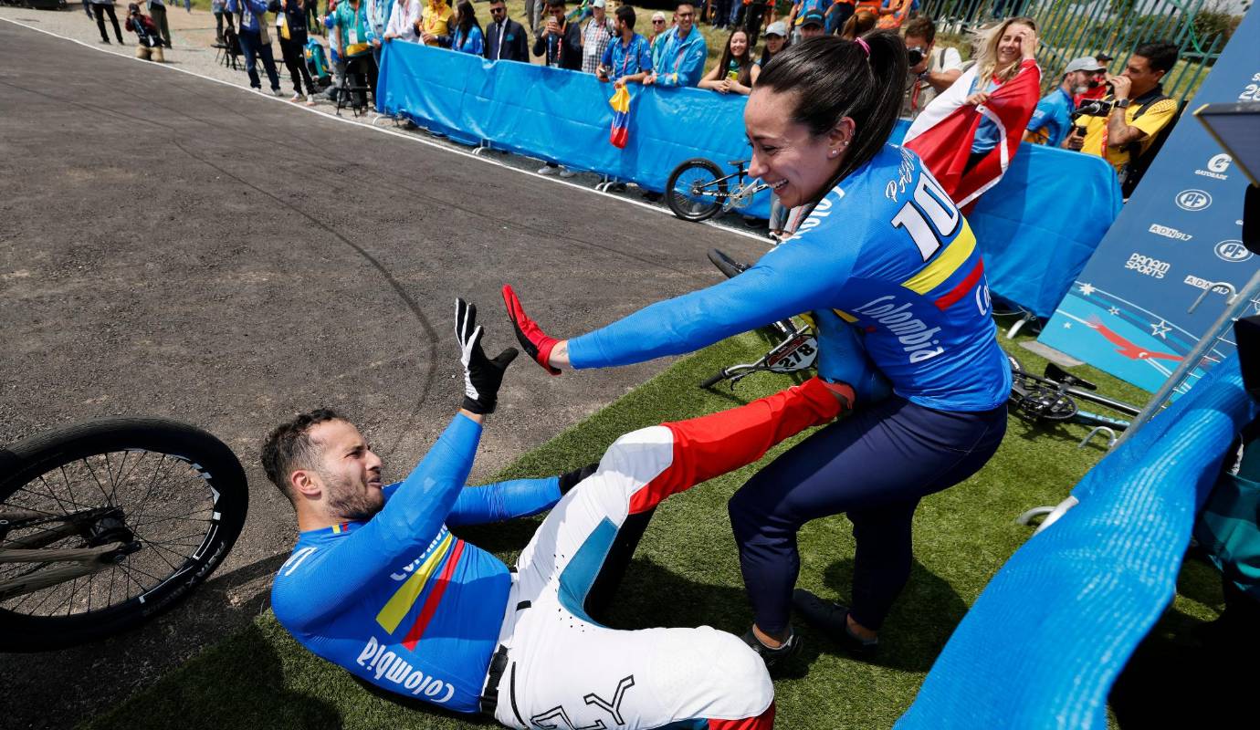 Carlos Ramírez de BMX Racing celebra la obtención de la medalla de bronce con la también medallista Mariana Pajón. Foto: GETTY