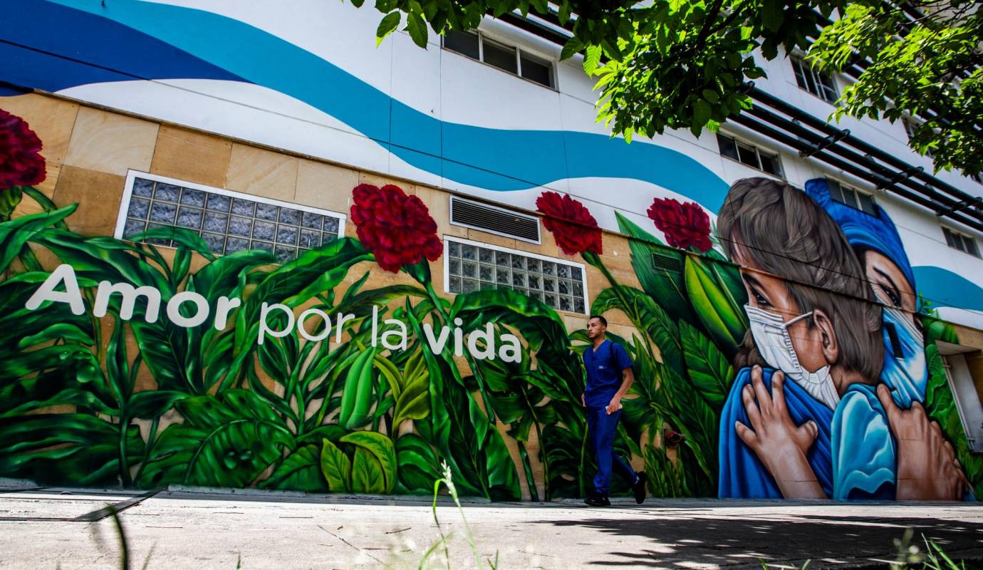 Un mural lleno de color en la fachada de la clínica León XIII hace parte de la nueva cara que muestra el sector. Foto: Julio César Herrera