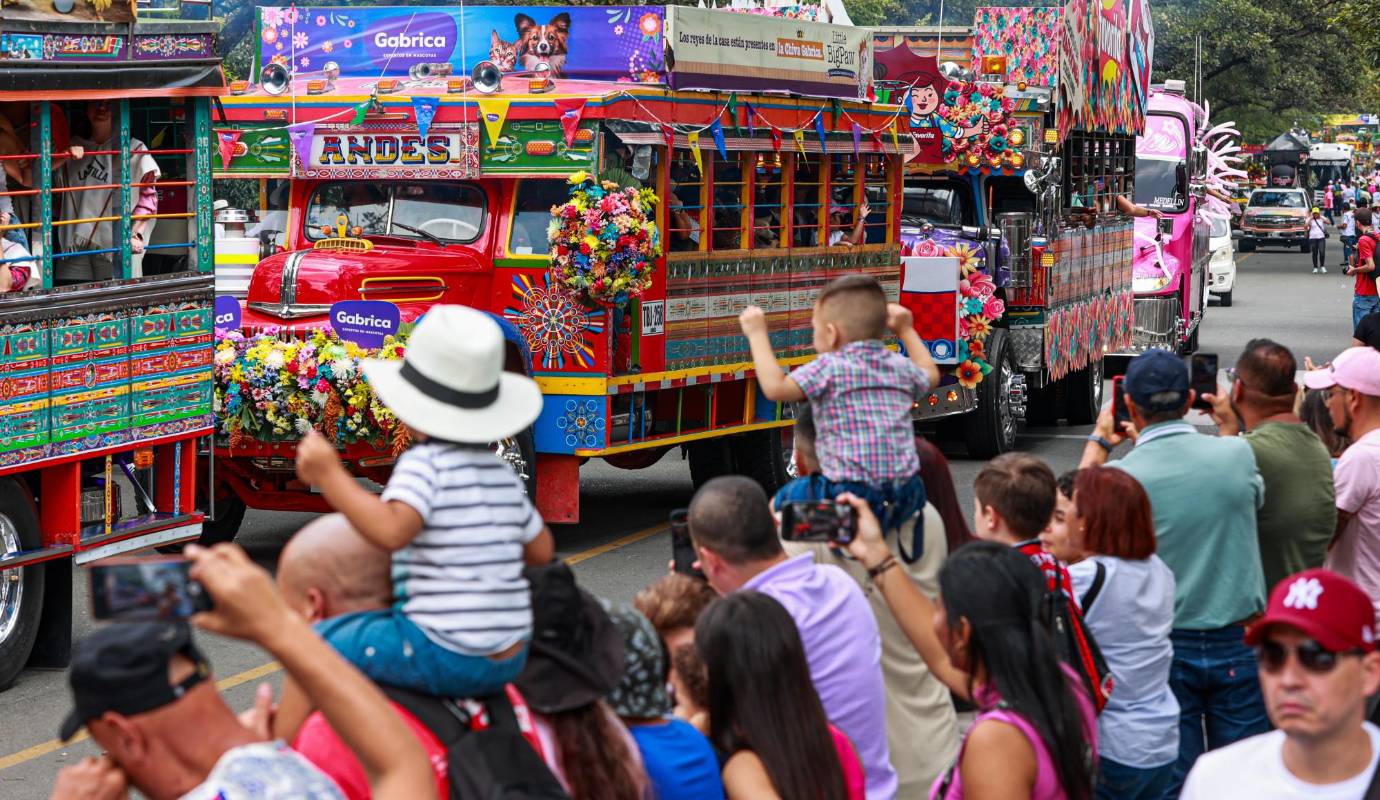 Este domingo 4 de agosto, Medellín vibró con el regreso del Desfile de Chivas y Flores. Un espectáculo inolvidable en el marco de la Feria de las Flores 2024. Foto: Manuel Saldarriaga Quintero.