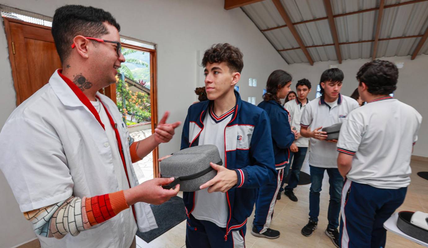 Los 190 estudiantes de esta institución educativa asisten a la Metaverse room para aprender de anatomía, geografía, artes, matemáticas, ciencias naturales y otras materias con ayuda de tecnologías avanzadas como la realidad virtual (RV) y la realidad aumentada (RA). Foto: Manuel Saldarriaga Quintero