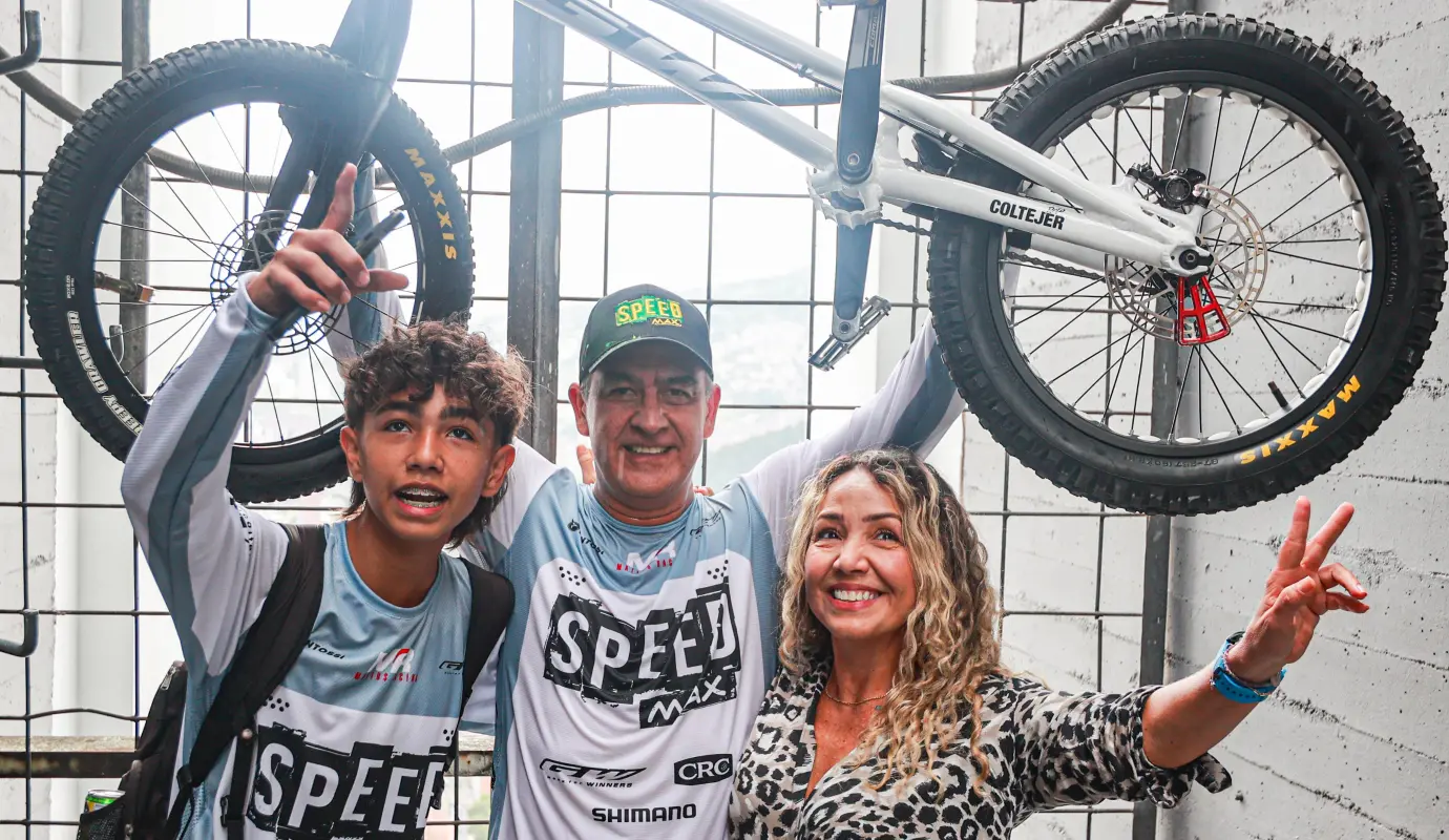 “Pensé que no la iba a lograr”, dijo Javier, cuando ya estaba posando para las fotos en la plataforma de acero con su esposa he Hijo. Foto: Manuel Saldarriaga Quintero.