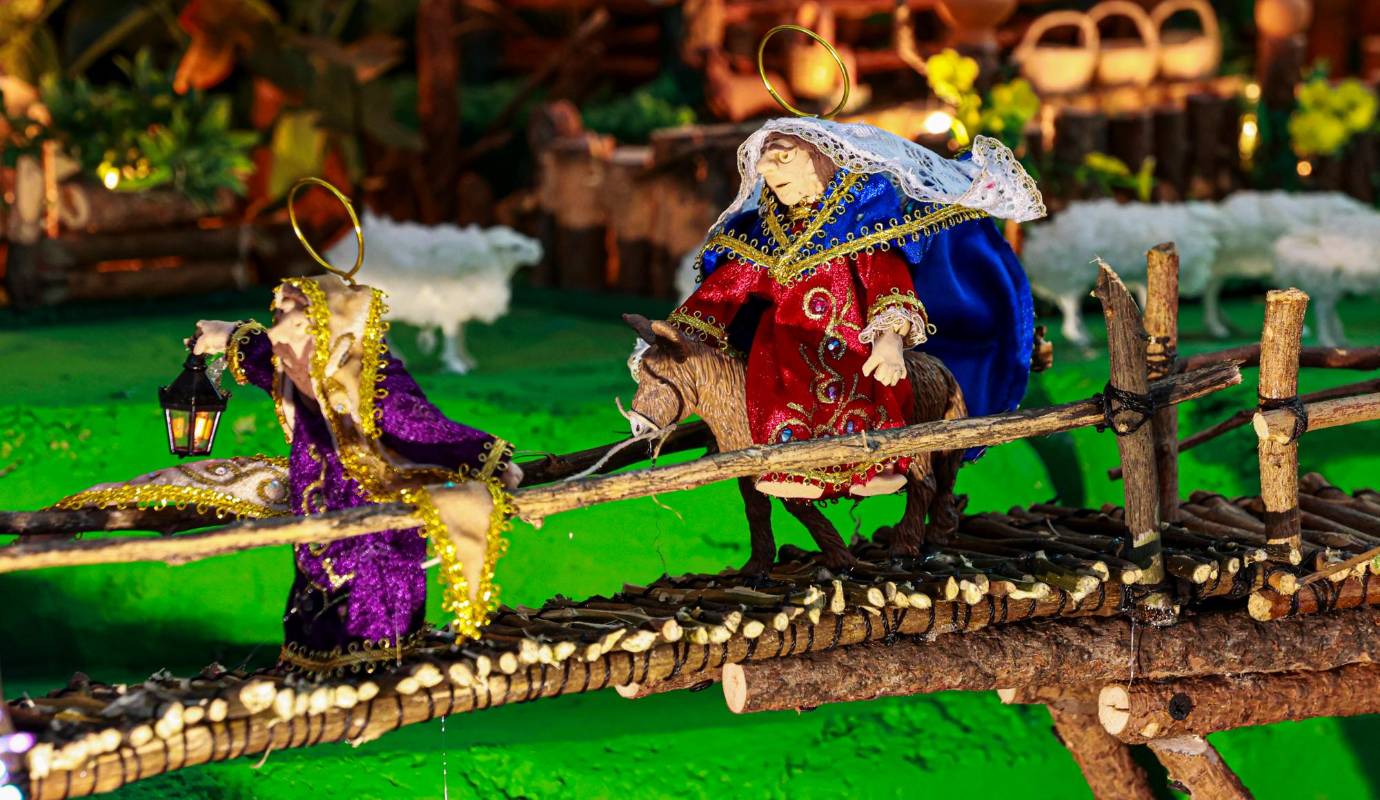 El pesebre de Venecia es mucho más que una simple representación del nacimiento de Jesús. Es un pueblo en miniatura, con sus casas, calles, plazas y hasta un río. Cada detalle ha sido cuidadosamente elaborado por un equipo de artesanos locales, quienes han dedicado meses de trabajo a esta obra maestra. Foto: Manuel Saldarriaga Quintero.