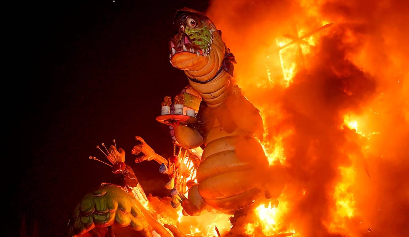 Sin embargo, la existencia de los ninots es efímera, ya que en la última noche de la festividad, conocida como “La Cremà”, son consumidos por el fuego en una tradición que simboliza la renovación y el renacimiento. Foto: AFP