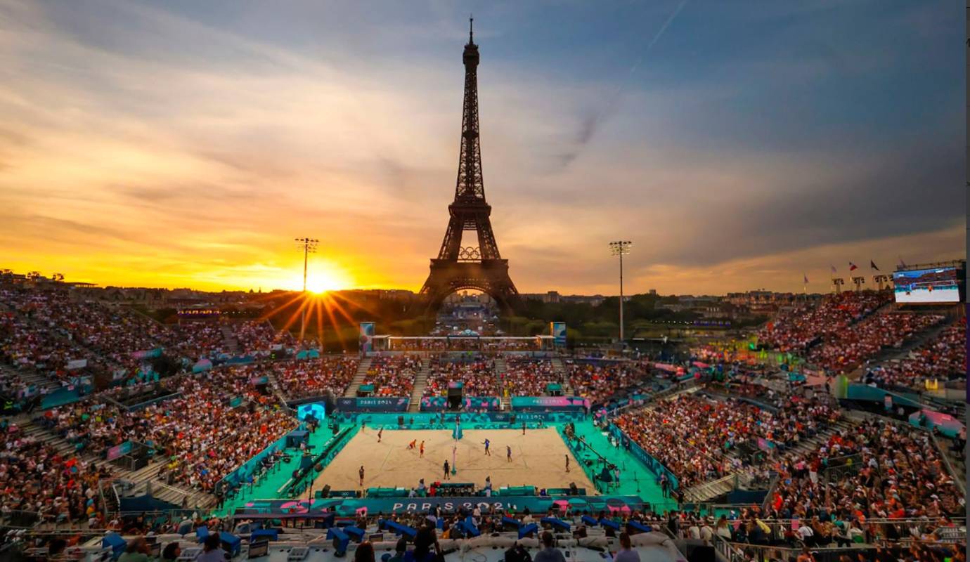 Una vista general de la Torre Eiffel al atardecer durante un partido de octavos de final masculino entre los equipos de Brasil y Países Bajos. Foto: GETTY