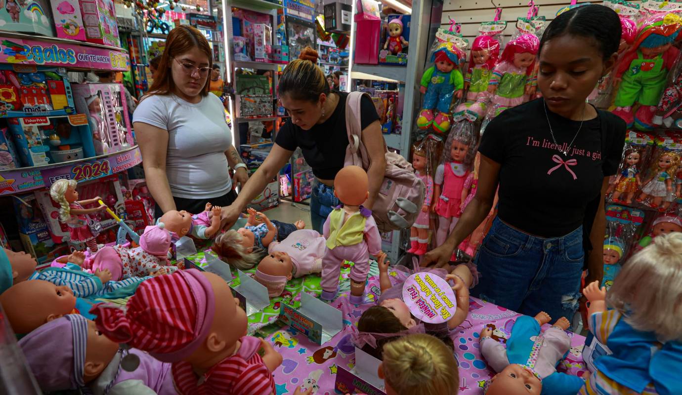 La decisión de anticipar las compras no solo responde al deseo de evitar las congestiones y tumultos característicos de la temporada decembrina, sino también a aprovechar promociones y mejores precios en tiendas y centros comerciales. Foto: Manuel Saldarriaga Quintero.