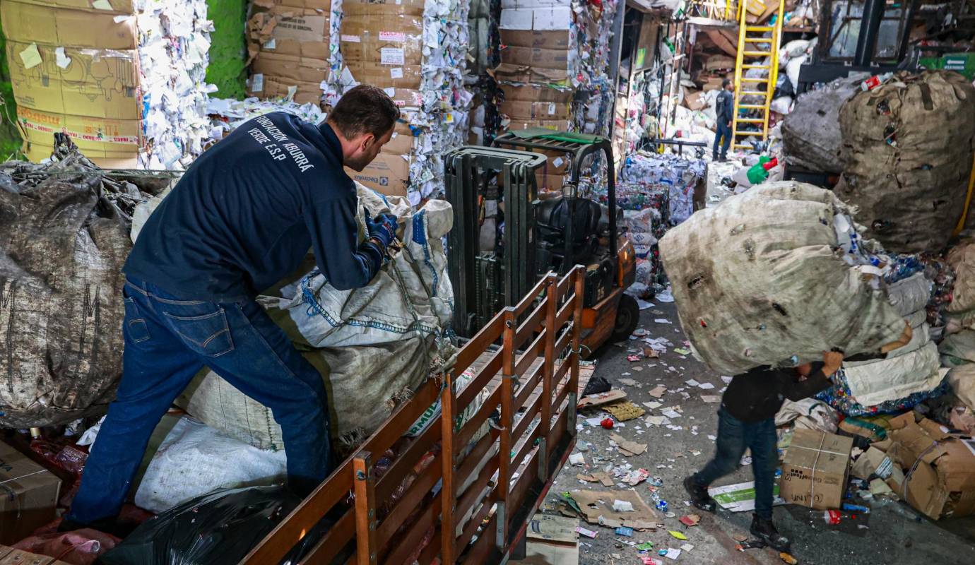 “Venimos de unas épocas duras, es complicado pagar los costos de producción y organización del reciclaje. Hoy tenemos una circunstancia en la que el material bajó cerca de un 70% de lo que lo vendíamos desde diciembre del año pasado. Explicó Silvia Villegas Botero, presidenta de Corpomays. Foto: Manuel Saldarriaga Quintero