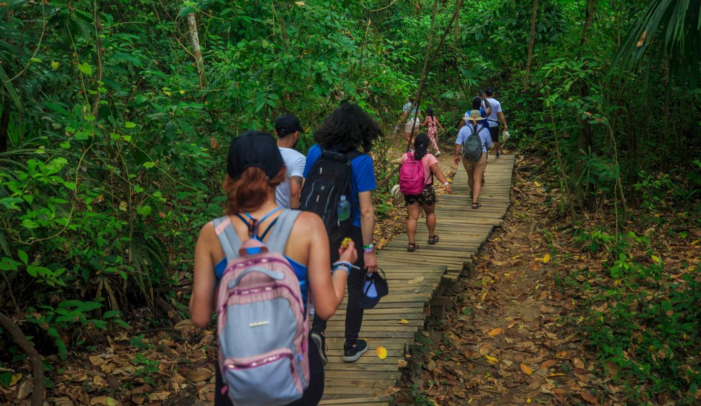 Uno de los destinos más populares en esta región es el Parque Nacional Natural Tayrona, conocido por sus playas paradisíacas, selvas exuberantes y una rica diversidad de flora y fauna. Foto: Camilo Suárez