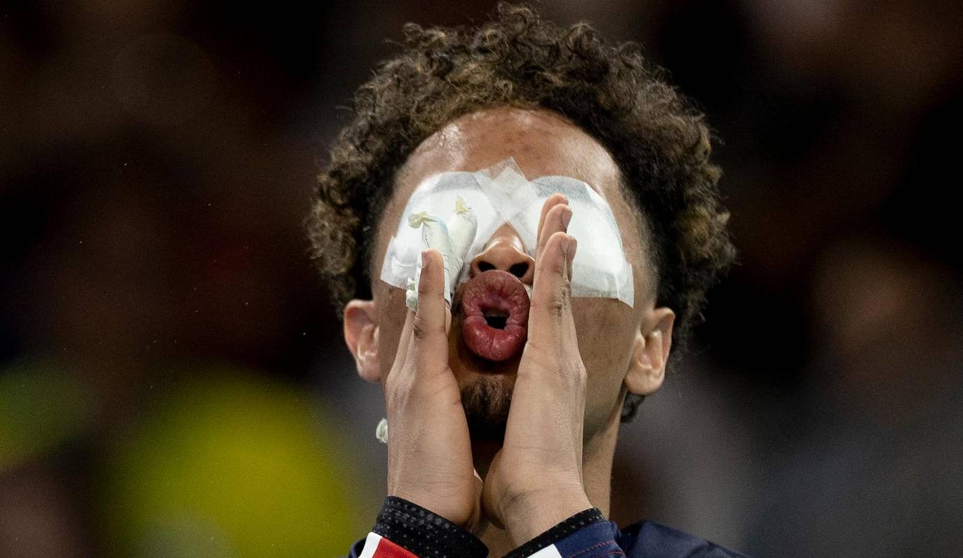 Tre’Shaun Faison de los EE. UU. anima a sus compañeros de equipo durante el partido de la ronda preliminar masculina de Goalball Pool A entre EE. UU. y Brasil. Foto: AFP
