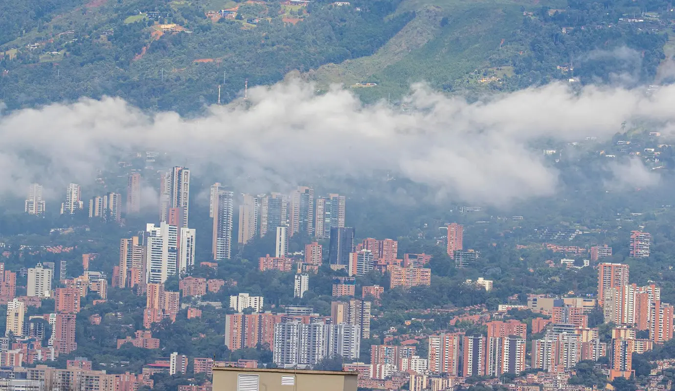 La verticalización de Medellín, impulsada por la falta de espacio en el valle y el crecimiento demográfico, ha generado una nueva estética urbana. Foto: Juan Antonio Sánchez