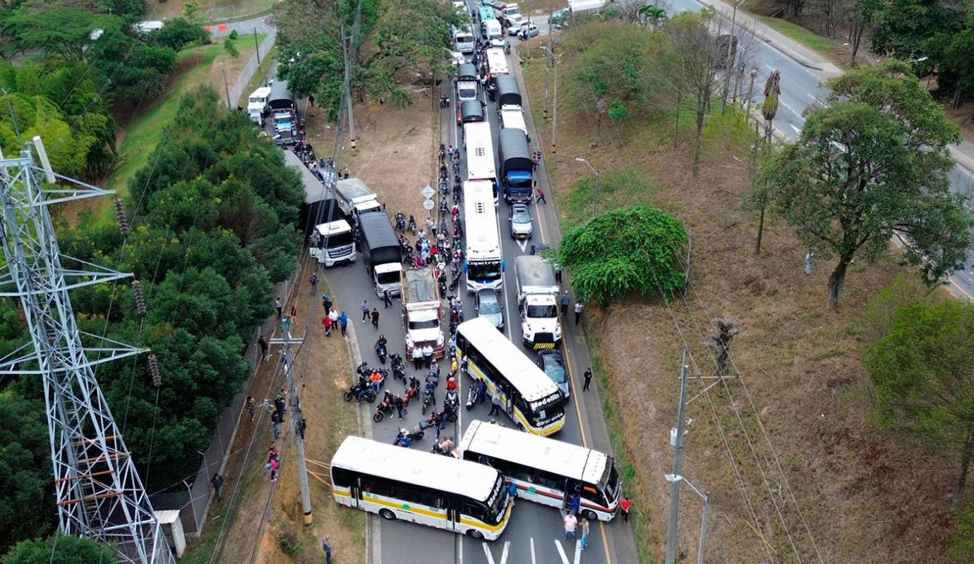 Fuertes congestiones se presentan en la vía que comunica al Valle de Aburrá con el norte del departamento y la Costa Atlántica debido a la protesta de la comunidad que piden el desmonte de los peajes de Trapiche y El Hatillo. Foto: Manuel Saldarriaga