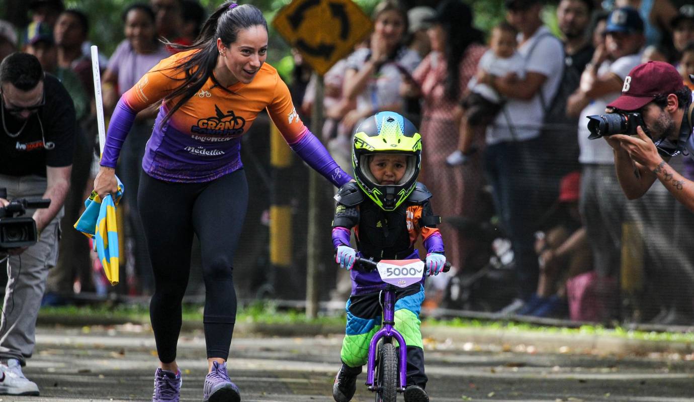 Para Mariana, una de las deportistas más grandes de nuestro país, el Gran Fondito es mucho más que una competencia. Ella no dudó en compartir su talento y pasión por el ciclismo con aquellos que tienen el mismo amor por las dos ruedas. Foto: Manuel Saldarriaga Quintero.