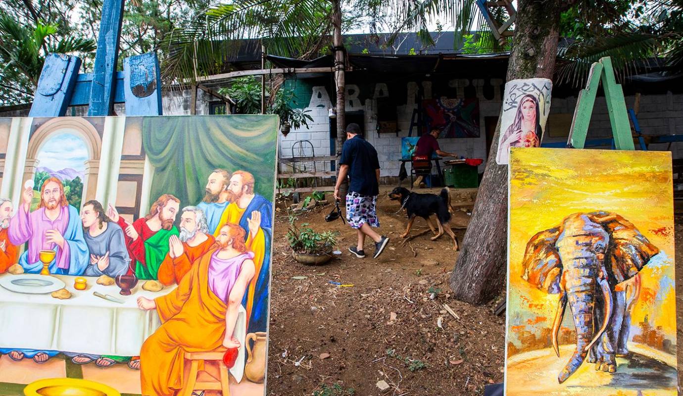 El artista transformó el lugar embelleciendo el entorno de miles de ciudadanos que transitan a diario por allí y generando un impacto muy positivo en la comunidad local que le brinda su apoyo. Foto: Julio César Herrera