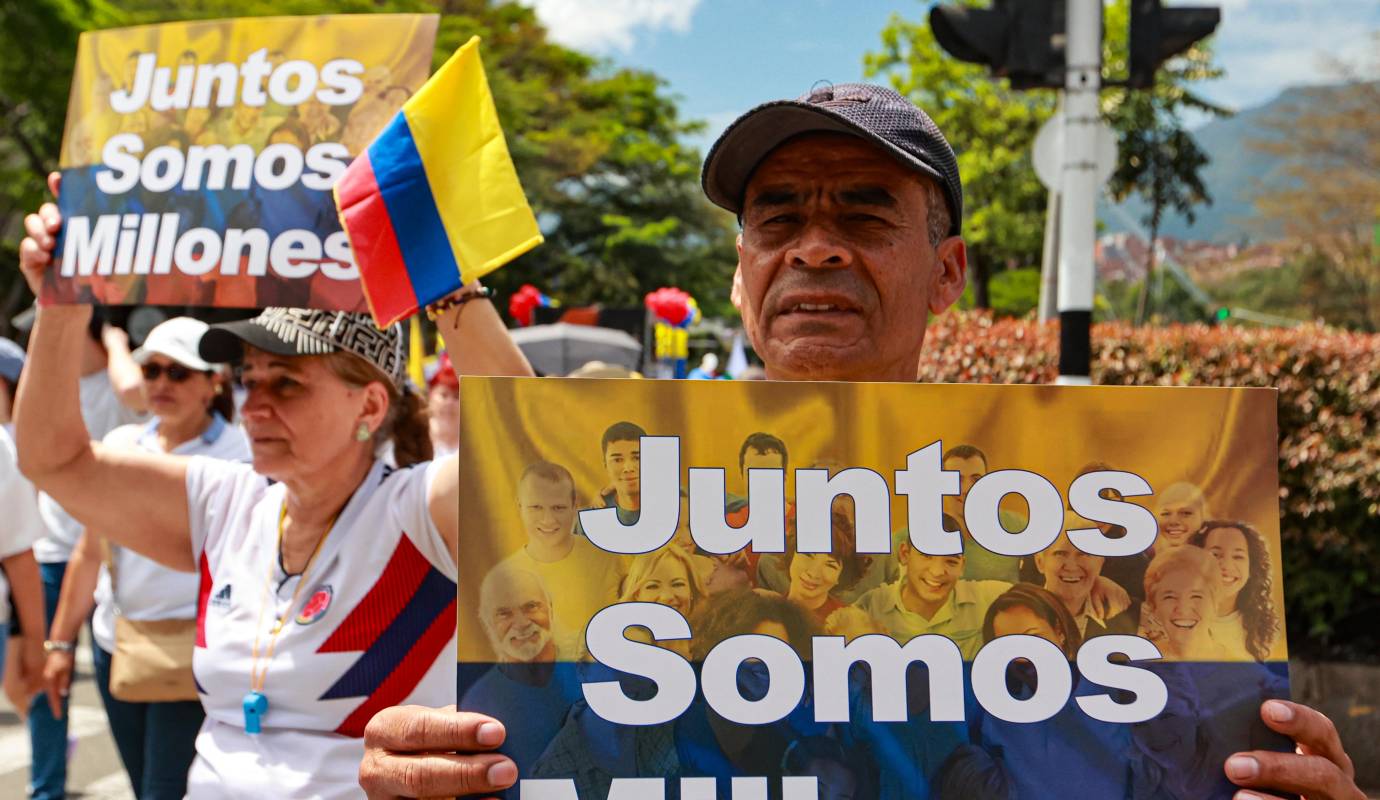 Los manifestantes descendieron a buen ritmo hasta La Alpujarra, la imagen de familias enteras fue una constante durante la jornada. Foto: Manuel Saldarriaga Quintero.