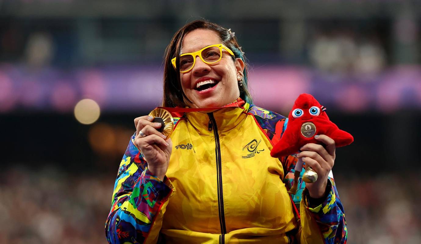 La medallista de oro, Erica María Castaño Salazar del equipo de Colombia, posa para una foto con su medalla de oro en el podio después del lanzamiento de disco femenino - F55 en el segundo día de los Juegos Paralímpicos de Verano de París 2024. Foto: GETTY